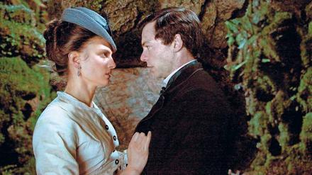 Amor vincit omnia. Gegen alle Hindernisse haben sich Maisie Robinson (Laura de Boer) und Hugh Pilaster (Dominic Thorburn) ineinander verliebt.