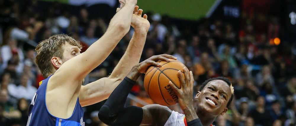 Dennis Schröder (rechts) hat in der Nacht auf Dienstag gegen Dirk Nowitzki (links) gewonnen und will ihn auch im Nationalteam beerben.