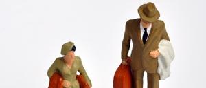 Männer und Frauen stehen auf ungleichem finanziellem Untergrund.