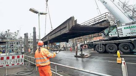 Da schwebt sie. Die demontierte Yorckbrücke wird verladen. 
