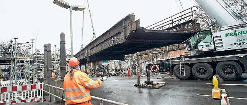 Da schwebt sie. Die demontierte Yorckbrücke wird verladen.