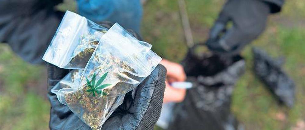 Illegales Geschäft. Auch der Drogenhandel ist Teil der Schattenwirtschaft. Foto: Bernd von Jutrczenka/dpa