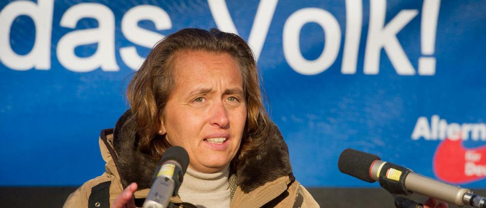 Die stellvertretende Bundesvorsitzende der Partei Alternative für Deutschland (AfD), Beatrix von Storch, spricht am 09.01.2016 vor dem Rathaus in Neubrandenburg zu mehreren hundert Anhänger der rechtskonservativen Alternative für Deutschland (AfD). 