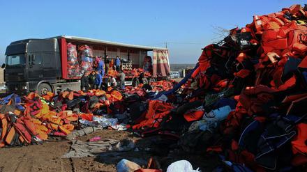 Ein Berg aus 14.000 von Flüchtlingen zurückgelassen Rettungswesten auf Lesbos. Aus solchen Westen will Ai WeiWei sein Mahnmal schaffen.