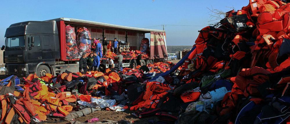 Ein Berg aus 14.000 von Flüchtlingen zurückgelassen Rettungswesten auf Lesbos. Aus solchen Westen will Ai WeiWei sein Mahnmal schaffen.