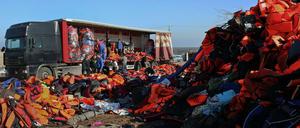 Ein Berg aus 14.000 von Flüchtlingen zurückgelassen Rettungswesten auf Lesbos. Aus solchen Westen will Ai WeiWei sein Mahnmal schaffen.