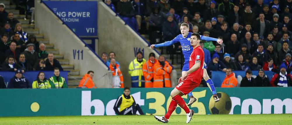 Jamie Vardy nimmt Maß - und jagt den Ball in hohem Bogen zum 1:0 in die Maschen.