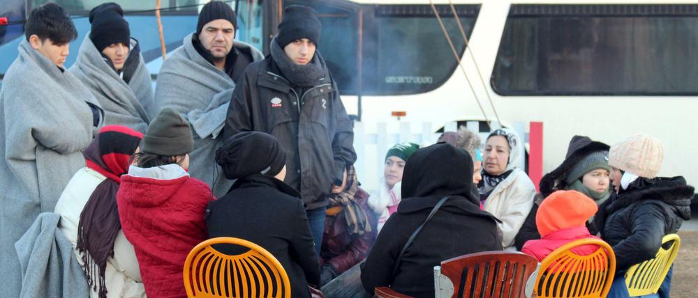 Flüchtlinge in Griechenland: Nur wenige 17 Prozent der Befragten erwarten, dass eine EU-Lösung die Migrantenzahlen in Deutschland verringert.