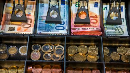 Die Bundesregierung will bei der Bezahlung mit Bargeld eine Obergrenze einführen.