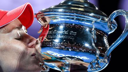 Angelique Kerber mit ihrer Grand-Slam-Trophäe 