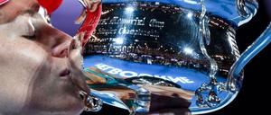 Angelique Kerber mit ihrer Grand-Slam-Trophäe 