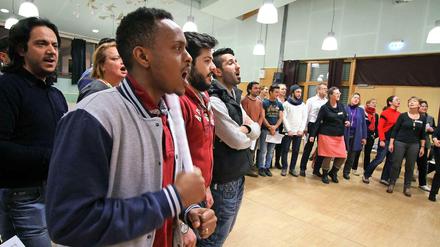 Jeden Mittwoch singen Geflüchtete und Berliner gemeinsam arabische und deutsche Lieder.