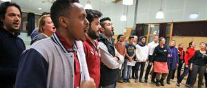 Jeden Mittwoch singen Geflüchtete und Berliner gemeinsam arabische und deutsche Lieder.