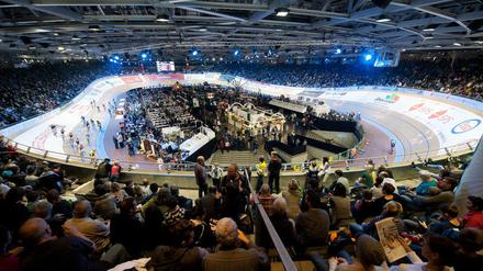 Rundfahrt im Oval. Nicht nur die Sportler sollen den Zuschauern im Velodrom den Kopf verdrehen, sondern auch die Show. 