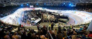 Rundfahrt im Oval. Nicht nur die Sportler sollen den Zuschauern im Velodrom den Kopf verdrehen, sondern auch die Show.