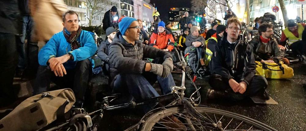 Protest am Unfallort. Teilnehmer des Sit-ins in der Tauentzienstraße, zu dem Initiatoren des „Volksentscheids Fahrrad“ am Dienstagabend aufgerufen hatten.