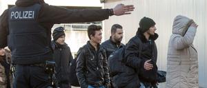 Noch weist die Polizei den Weg. Bahnhof Passau im Januar.