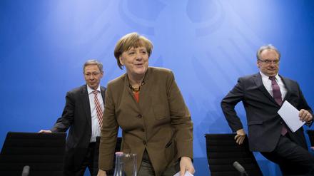 Die Kanzlerin, Bremens Bürgermeister Carsten Sieling (l.) und Sachsen-Anhalts Ministerpräsident Reiner Haseloff.