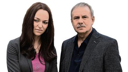 "Letzte Ausfahrt Gera". Beate Zschäpe (Lisa Wagner) und BKA-Mann Troller (Joachim Król) bei der Ankunft vor der JVA Gera.