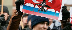 Ein russischer Demonstrant demonstriert gegen den Abschuss eines Kampfflugzeuges durch die Türkei im vergangenen November.