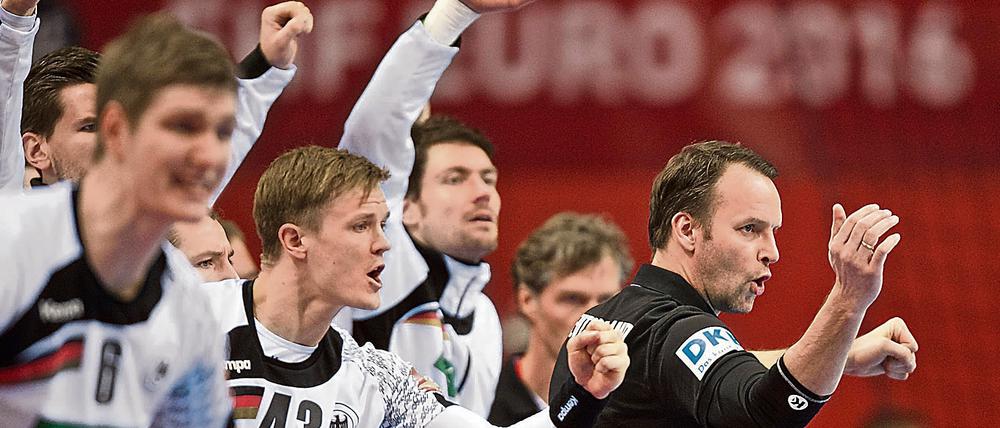 Dagur Sigurdsson (Deutschland, Trainer) jubelt im Spiel gegen Norwegen.