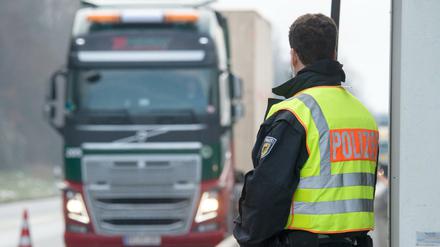 Ein Polizist steht an einer Kontrollstelle der Bundespolizei an der Autobahn A 3 kurz hinter der deutsch-österreichischen Grenze. Nicht nur die Polizei, auch BND und Verfassungsschutz haben Interesse an den Neuen.