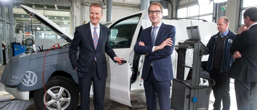 PR-Termin in der Werkstatt. Bundesverkehrsminister Alexander Dobrindt (M.), Herbert Diess (l.), Vorstandsvorsitzender der Marke Volkswagen Pkw und Werkstattleiter Johannes Heckel am Dienstag in Berlin in einer Volkswagenwerkstatt an einem Volkswagen Amarok.
