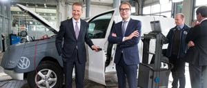 PR-Termin in der Werkstatt. Bundesverkehrsminister Alexander Dobrindt (M.), Herbert Diess (l.), Vorstandsvorsitzender der Marke Volkswagen Pkw und Werkstattleiter Johannes Heckel am Dienstag in Berlin in einer Volkswagenwerkstatt an einem Volkswagen Amarok. 