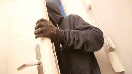 Wenn der private Schutzraum durchbrichen wird: Eine nachgestellte Einbruchsszene. 