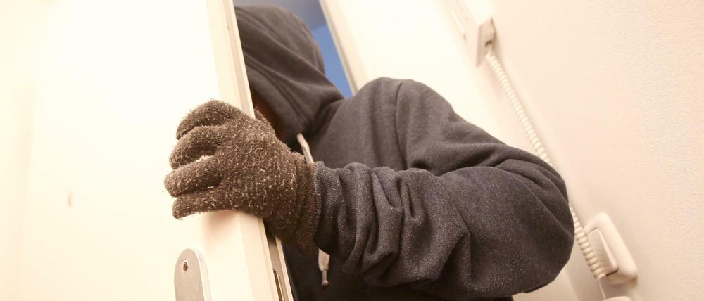 Wenn der private Schutzraum durchbrichen wird: Eine nachgestellte Einbruchsszene. 
