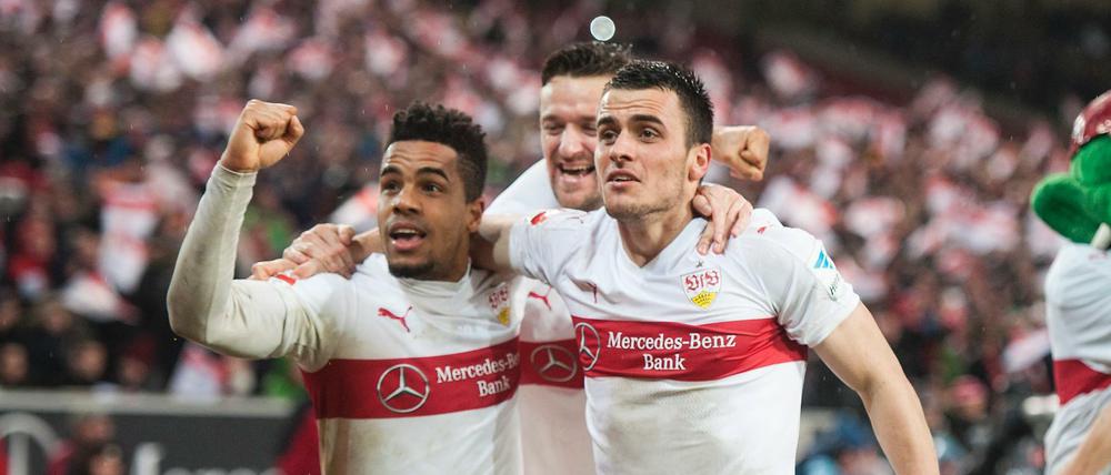Daniel Didavi (VfB Stuttgart, li.) jubelt nach sein Treffer zum 1:0.