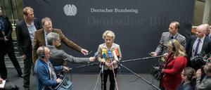 Bundesverteidigungsministerin Ursula von der Leyen im Bundestag vor Beginn der Sitzung des Verteidigungsausschuss. Die Bundeswehr plant Investitionen in ihre Ausrüstung in Milliardenhöhe