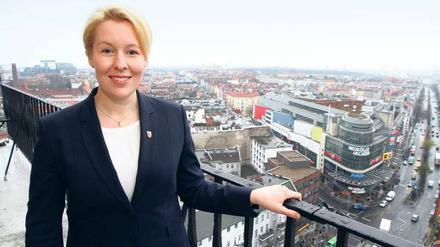 Buschkowskys Erbin. Franziska Giffey, 37, auf dem Neuköllner Rathausturm mit Blick auf die Karl-Marx-Straße. Seit April 2015 ist die SPD-Politikerin hier Bezirksbürgermeisterin. 