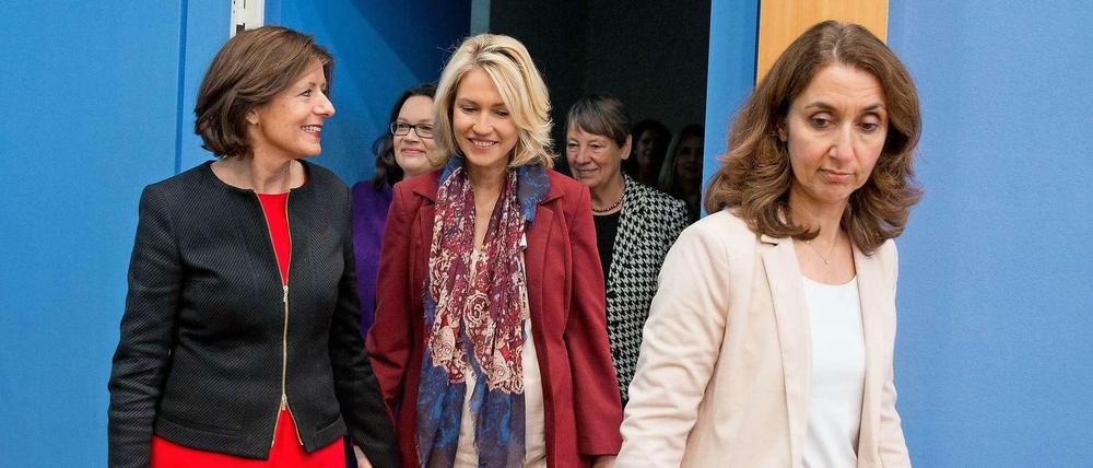 SPD-Politikerinnen Malu Dreyer, Andrea Nahles, Manuela Schwesig, Barbara Hendricks und Aydan Özoguz (von links nach rechts) Anfang Dezember bei der Vorstellung des 12-Punkte-Integrationsplans in der Bundespressekonferenz