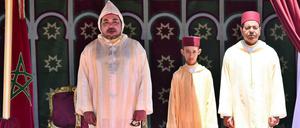 Marokkos König Mohammed VI. (l. neben seinem Sohn und seinem Bruder) gilt als Reformer. Die Presse- und Meinungsfreiheit hat in Marokko aber Grenzen.