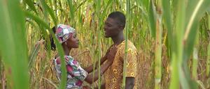Felicia Awinbe als Comfort und Jacob Ayanaba als Idrissu im ghanaischen Film "Nakom".