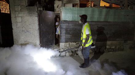Kampf gegen das Virus. Der Zika-Erreger wird vor allem von Mücken übertragen - dagegen gehen die Behörden jetzt vor. Darüber hinaus bestand der Verdacht, dass das Virus auch beim Sex übertragen wird - das wurde nun bestätigt. 