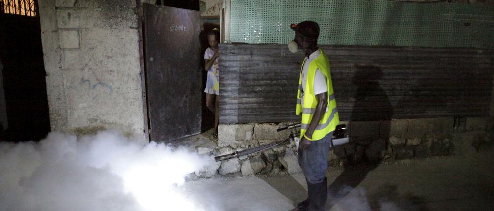 Kampf gegen das Virus. Der Zika-Erreger wird vor allem von Mücken übertragen - dagegen gehen die Behörden jetzt vor. Darüber hinaus bestand der Verdacht, dass das Virus auch beim Sex übertragen wird - das wurde nun bestätigt.