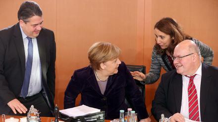 Kabinettssitzung am Mittwoch in Berlin: Bundeswirtschaftsminister Sigmar Gabriel, Bundeskanzlerin Angela Merkel, die Beauftragte der Bundesregierung für Migration, Flüchtlinge und Integration Aydan Özoguz und Kanzleramtsminister Peter Altmaier (von links nach rechts).