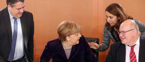 Kabinettssitzung am Mittwoch in Berlin: Bundeswirtschaftsminister Sigmar Gabriel, Bundeskanzlerin Angela Merkel, die Beauftragte der Bundesregierung für Migration, Flüchtlinge und Integration Aydan Özoguz und Kanzleramtsminister Peter Altmaier (von links nach rechts).