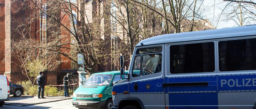 Tatort Berlin-Mitte. Einsatzfahrzeuge der Polizei an der Franziskaner-Klosterruine auf einem Archivfoto aus dem April vergangenen Jahres.