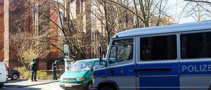 Tatort Berlin-Mitte. Einsatzfahrzeuge der Polizei an der Franziskaner-Klosterruine auf einem Archivfoto aus dem April vergangenen Jahres.