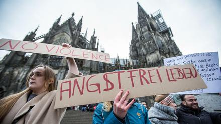Eine Frau protestiert am 10.01.2016 in Köln vor dem Hauptbahnhof und dem Dom gegen sexuelle Gewalt mit einem Plakat "Angstfrei leben". Das gilt auch andernorts.