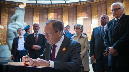 Der russische Außenminister Sergej Lawrow und sein Amtskollege Frank-Walter Steinmeier in Wolgograd: Die Entfremdung zwischen Russland und dem Westen schreitet voran. Nur das gemeinsame Gedenken funktioniert. Manchmal.