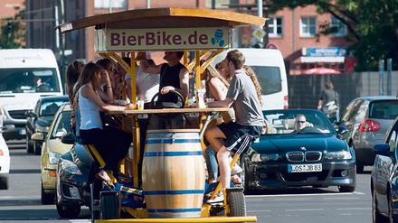 Mitte will die Bierbikes verbieten, aber der Senat zögert. 