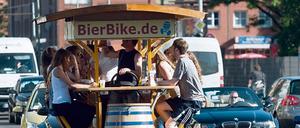 Mitte will die Bierbikes verbieten, aber der Senat zögert. 