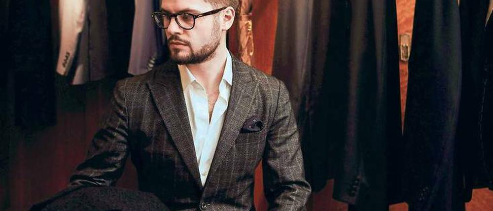 Wie wäre es mit diesem? Daniel Johnson verdient sein Geld – und das nicht schlecht – damit, den Herren der Welt beim Anziehen zu helfen. 