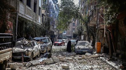 Zerstörter Alltag. Wie hier in dem Ort Douma nahe Damaskus fliegt die syrische Luftwaffe landesweit immer wieder Angriffe gegen Rebellenstellungen.