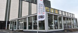 Langzeitprojekte mit Team, Bürgern und Flüchtlingen. Blick auf den Eingangsbereich des Nationaltheaters in Mannheim.