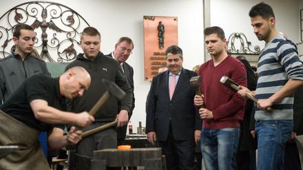 Schmiede mal wieder. Der SPD-Vorsitzende und Bundeswirtschaftsminister Sigmar Gabriel schaut sich an, wie an der Hans-Böckler-Schule in Kreuzberg gearbeitet wird.